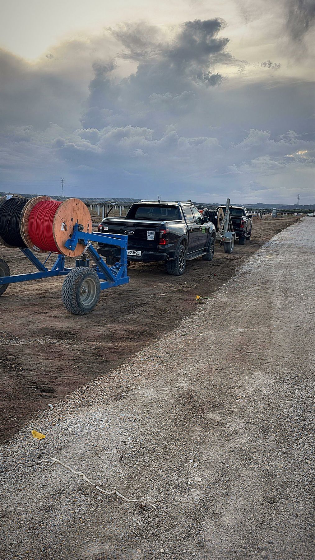 Remolque portabobinas y pickups en un vial de la planta