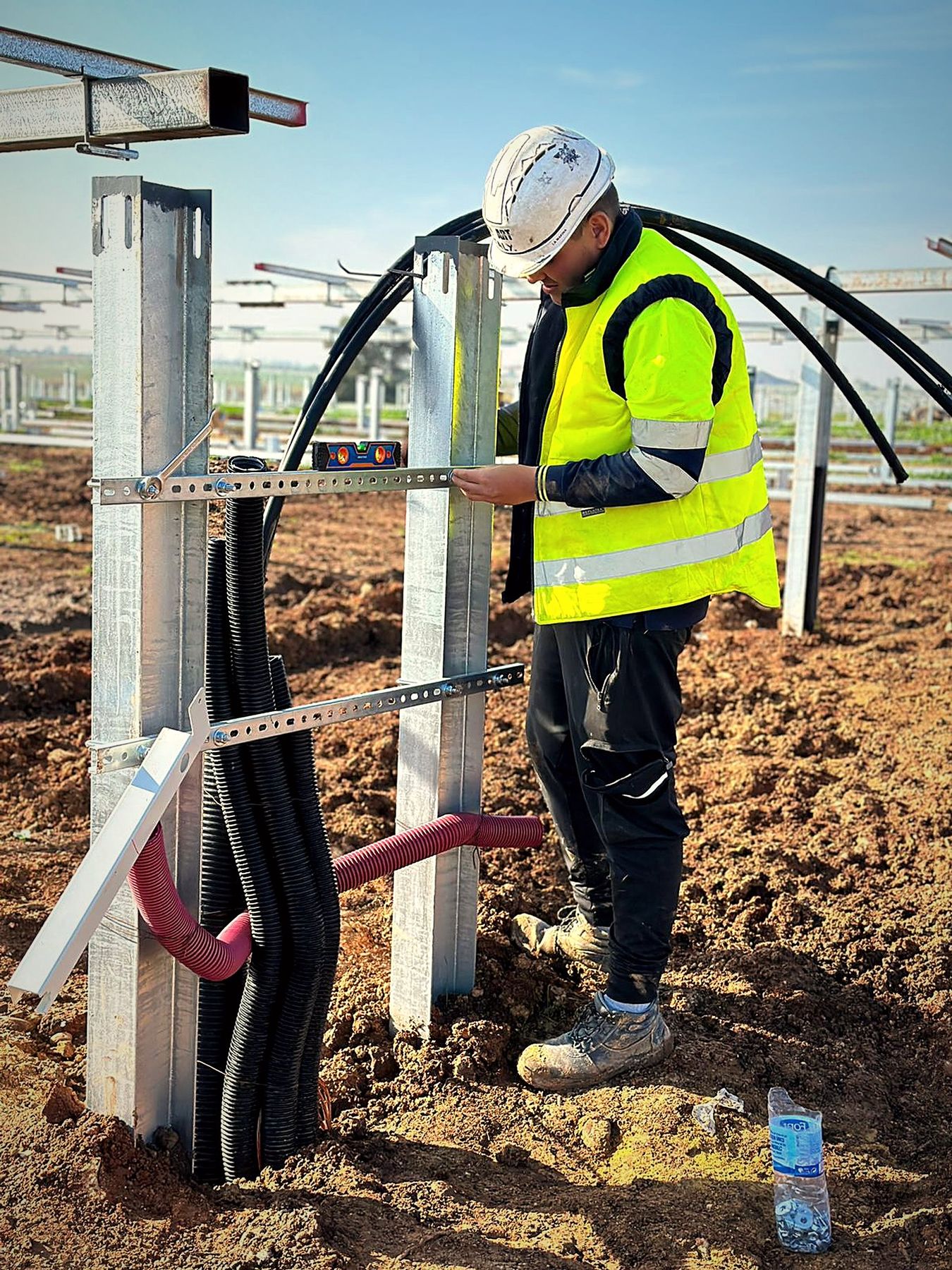 Operario realizando conexionado en campo