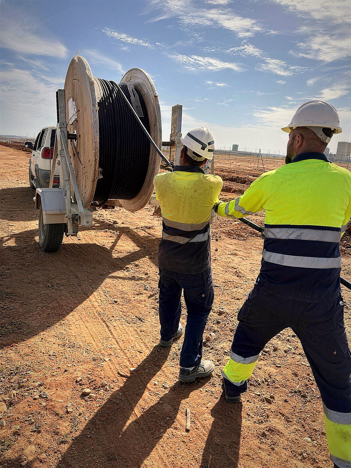 Cuadrilla de NIMART2022 tendiendo cable desde bobina